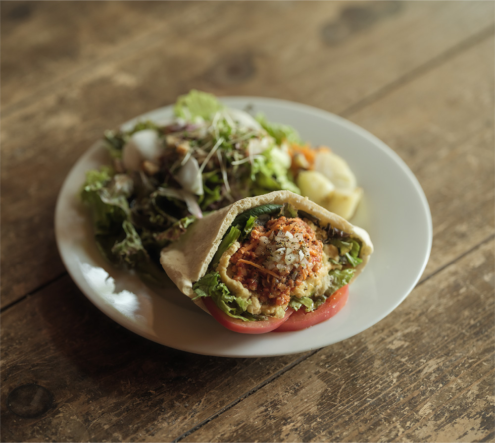 フムスとベジミートのピタサンド