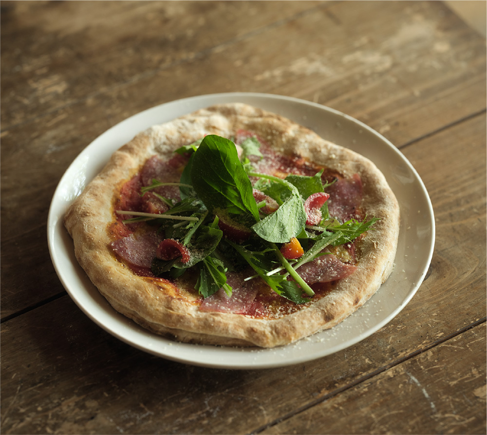 ミラノサラミ、フレッシュリーブス＆ミニトマトのピザ