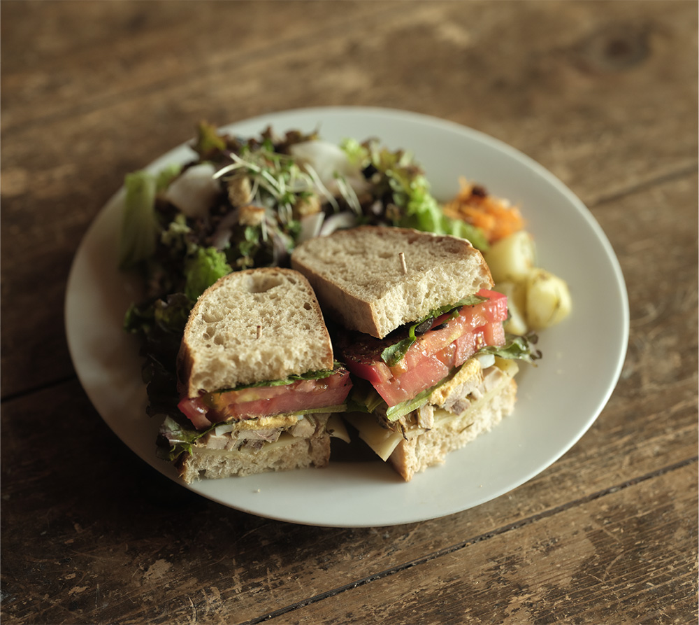 国産鳥ハーブチキンとモッツアレラチーズのサンドイッチ