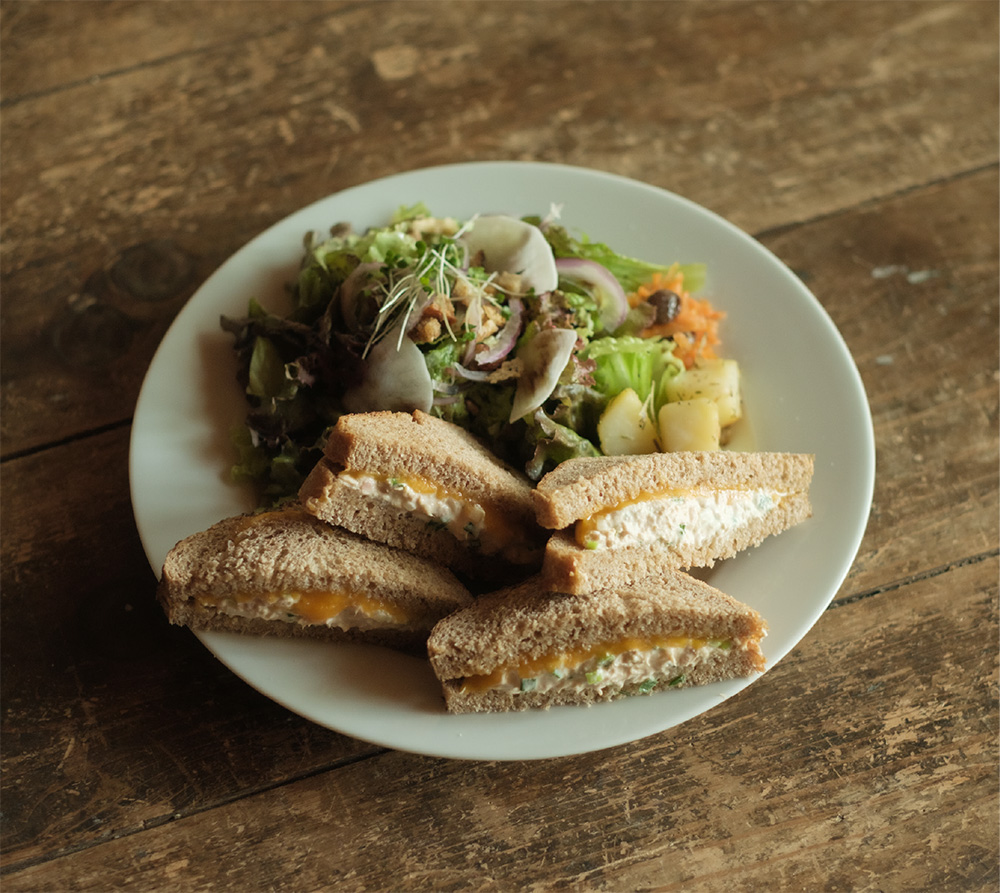 ホールウィートブレッドのツナメルトサンドイッチ